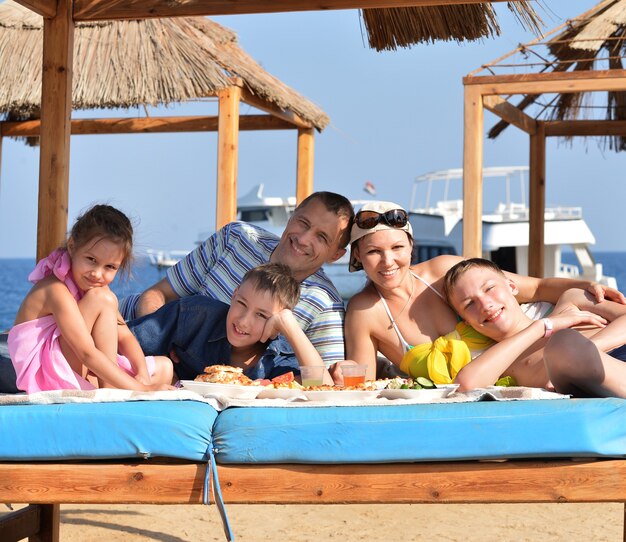 Portret Szczęśliwej Rodziny Jedzącej Lunch Na Plaży