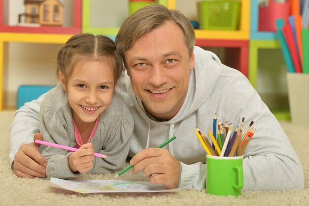 Portret szczęśliwej rodziny malującej w domu