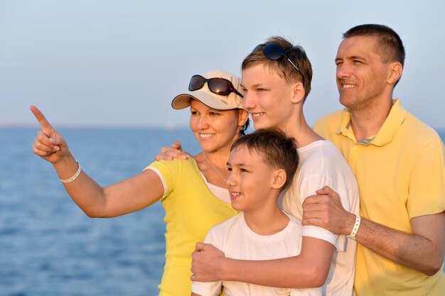 Portret Szczęśliwej Rodziny Na Plaży Latem, Kobieta Wskazująca Ręką