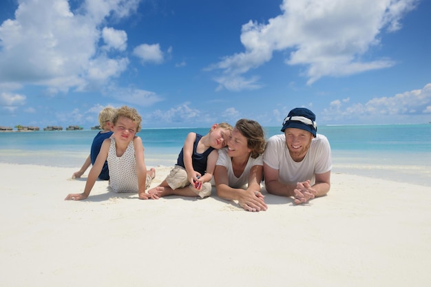 Portret szczęśliwej rodziny na wakacjach na plaży