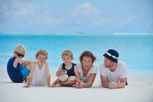 Portret szczęśliwej rodziny na wakacjach na plaży