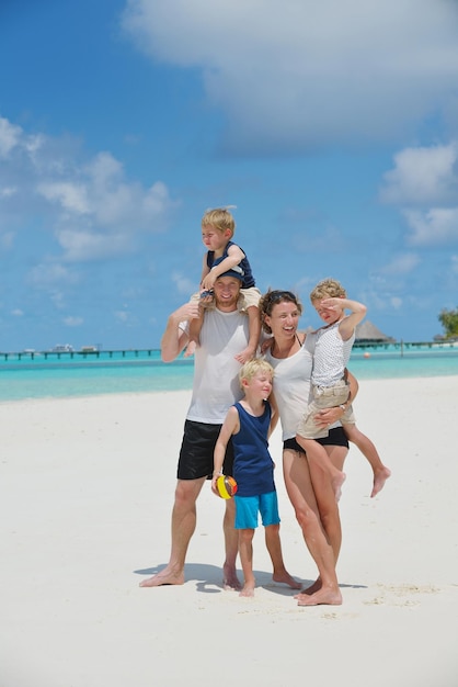 Portret szczęśliwej rodziny na wakacjach na plaży
