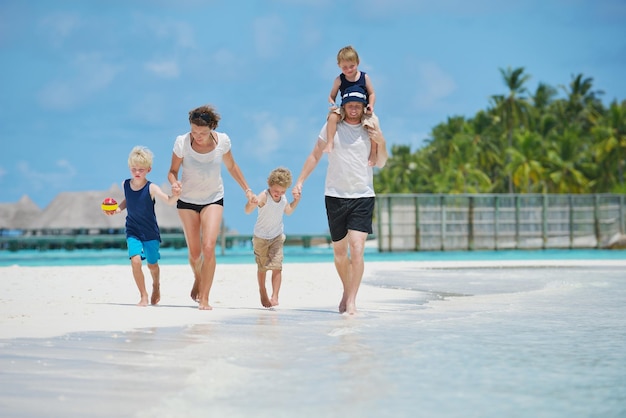 Portret szczęśliwej rodziny na wakacjach na plaży