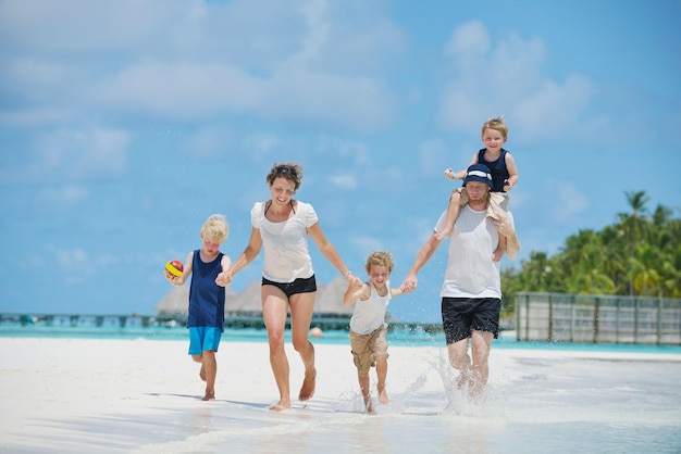 Portret szczęśliwej rodziny na wakacjach na plaży