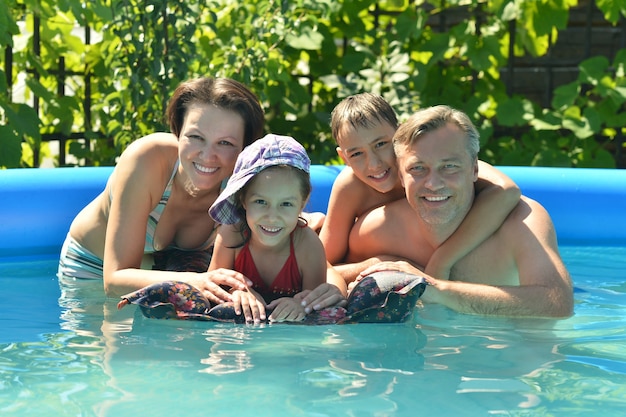 Portret szczęśliwej rodziny relaksującej się w basenie