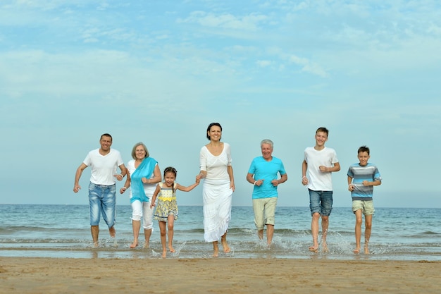 Portret szczęśliwej rodziny siedzącej na plaży latem