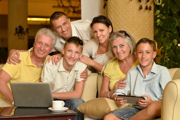 Zdjęcie portret szczęśliwej rodziny siedzącej z laptopem