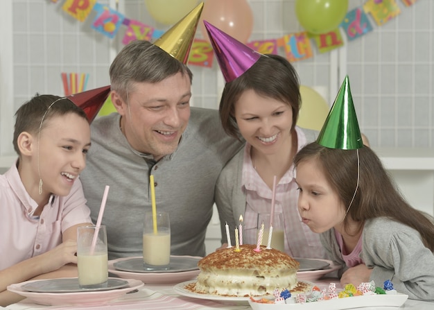 Portret szczęśliwej rodziny świętującej urodziny w domu