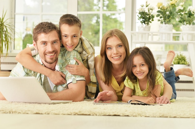 portret szczęśliwej rodziny w domu z laptopem