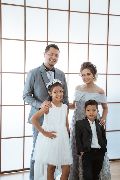 Portret szczęśliwej rodziny w nowoczesne ubrania