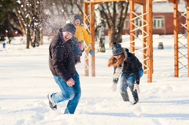 Portret szczęśliwej rodziny w winter park