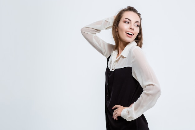 Portret szczęśliwej ślicznej bizneswoman odwracającej się na białym tle na białym tle
