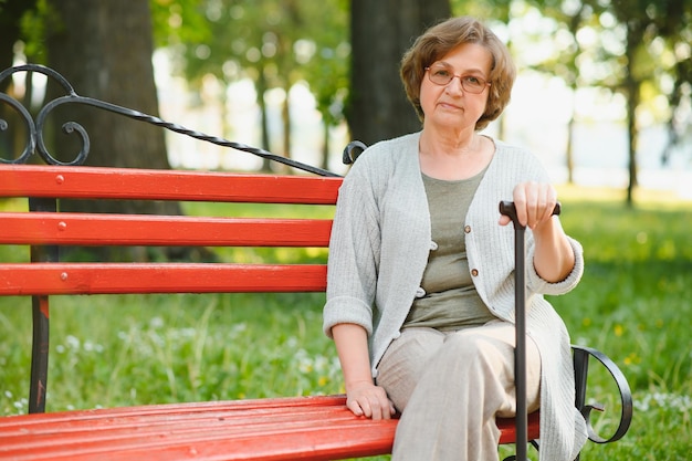 Portret szczęśliwej starszej kobiety w letnim parku