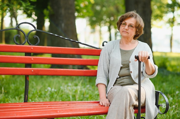 Portret szczęśliwej starszej kobiety w letnim parku