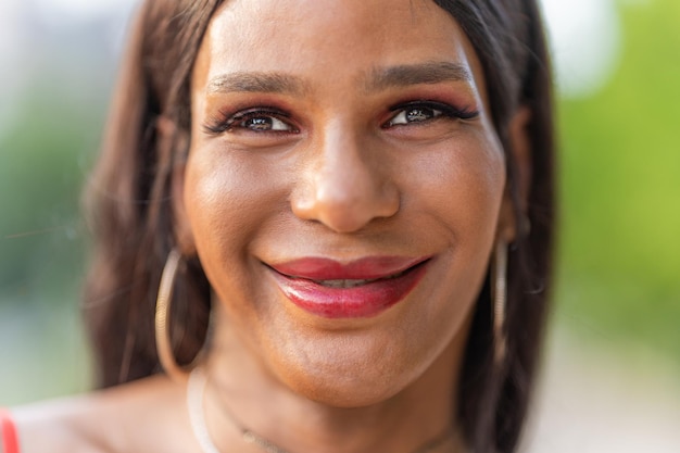 Portret szczęśliwej transseksualnej kobiety uśmiechającej się do kamery