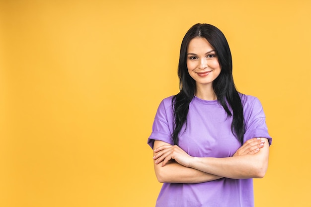 Portret Szczęśliwej Uśmiechniętej Brunetki W Swobodnym, Odizolowanym Na żółtym Tle