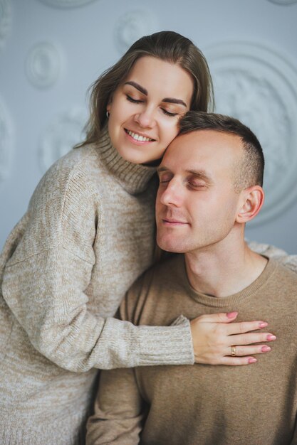 Portret szczęśliwej uśmiechniętej pary uściski zakochanych ludzi Emocje radości i miłości