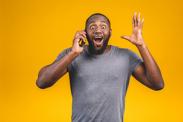 Portret Szczęśliwy Amerykanina Afrykańskiego Pochodzenia Facet Opowiada Na Telefonie Komórkowym.