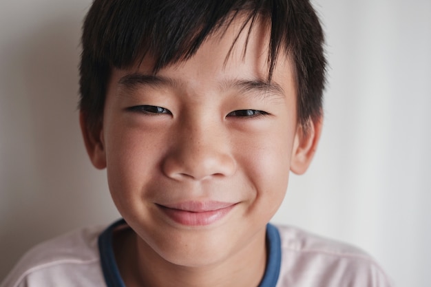 Portret szczęśliwy azjatycki Tween preteen chłopiec uśmiecha się