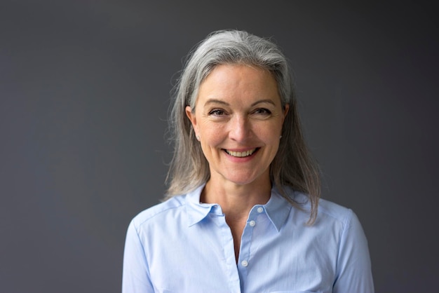 Portret szczęśliwy dojrzały bizneswoman