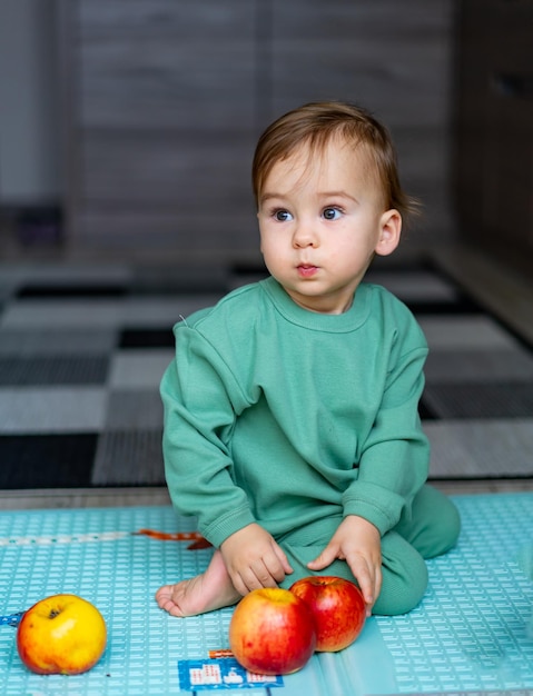 Portret szczęśliwy mały chłopiec z czerwonymi jabłkami Kid jedzenia owoców Zdrowe odżywianie