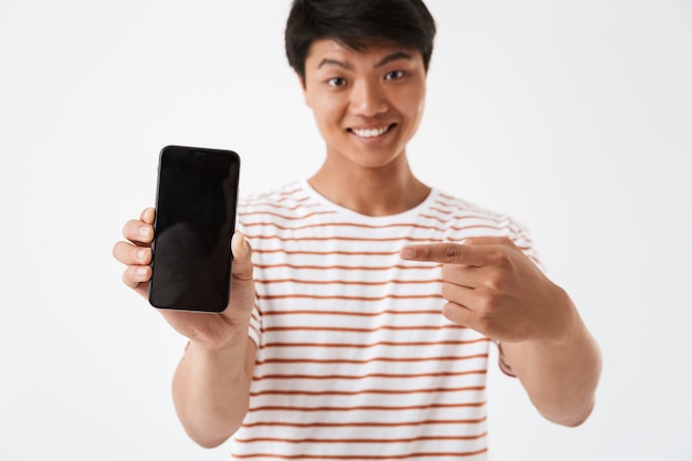 Portret szczęśliwy młody człowiek azjatyckich palcem wskazującym