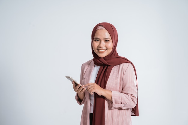 Portret szczęśliwy muzułmański bizneswoman