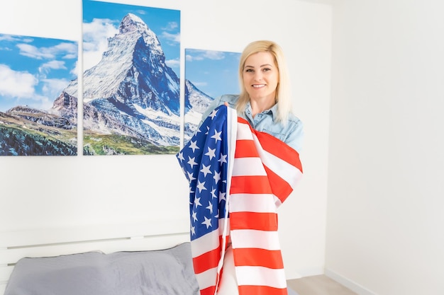 Portret szczęśliwy piękna dziewczyna nastolatka przed amerykańską flagę.