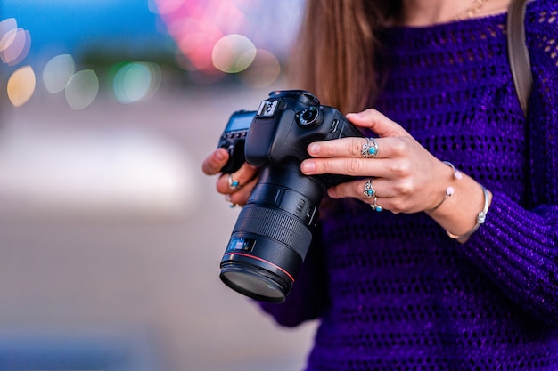 Portret szczęśliwy piękny fotograf z kamerą przy ulicą