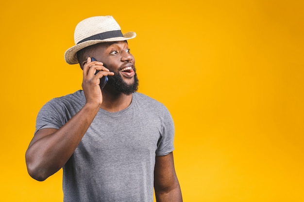 Portret szczęśliwy podróż amerykanina afrykańskiego pochodzenia facet opowiada na telefonie komórkowym.