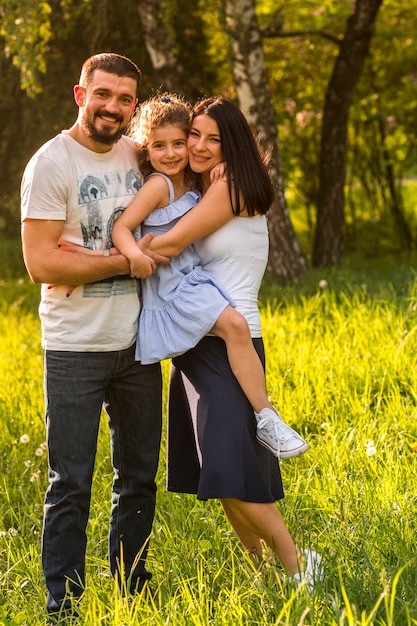 Zdjęcie portret szczęśliwy rodzinny przytulenie w parku