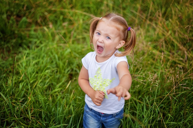 Portret szczęśliwy śliczna mała dziewczynka plenerowa