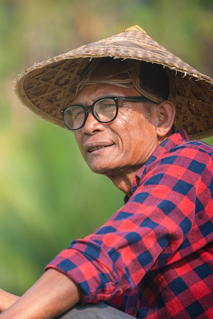 Portret szczęśliwy starszy azjatycki rolnik w Sesame Garden