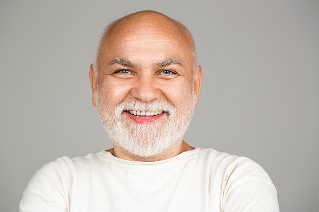 Portret szczęśliwy uśmiech starszy starszy stary stary broda twarz mężczyzny odizolowana na szarości Złoty wiek dziadek opieka zdrowotna wesoły styl życia wolność relaks koncepcja emerytury Przystojny starszy brodaty mężczyzna