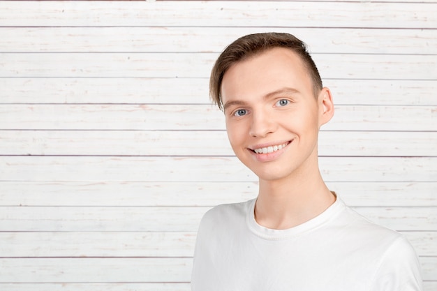 Portret szczęśliwy uśmiechnięty mężczyzna