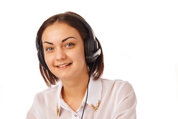 Portret szczęśliwy uśmiechnięty wesoły operatora telefonicznego wsparcia w zestawie słuchawkowym