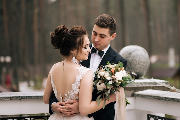 Portret szczęśliwych młodych kochanków pary młodej na balkonie pięknego hotelu. Dzień ślubu