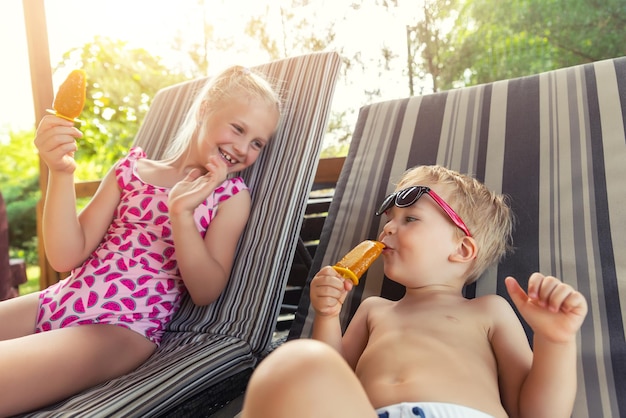 Zdjęcie portret szczęśliwych przyjaciół siedzących na świeżym powietrzu