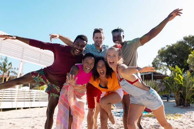 Portret szczęśliwych, różnorodnych przyjaciół obejmujących i uśmiechających się na plaży, z miejsca na kopię. Spędzanie czasu na jakości, styl życia, przyjaźń, lato i koncepcja wakacji.