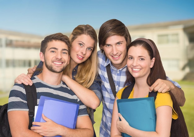 Portret szczęśliwych studentów na jasnym tle