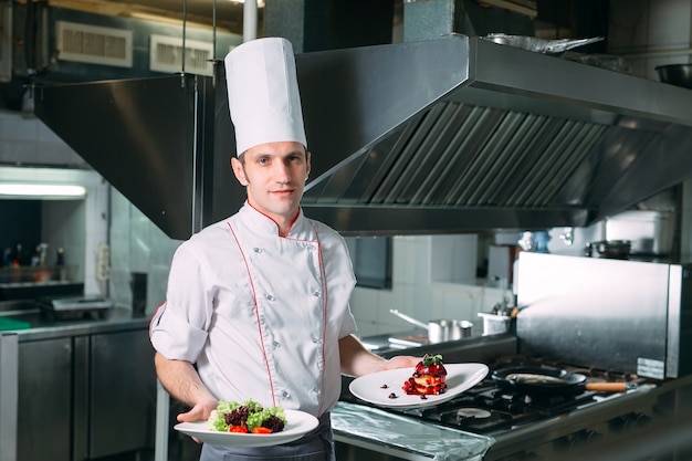 Portret Szefa Kuchni W Kuchni Restauracji Z Gotowym Daniem Foie Gras.