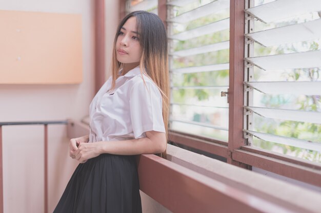 Portret Tajlandzkiego Studenta, Relaksujący Ton, Ciepły I Jasny Obraz