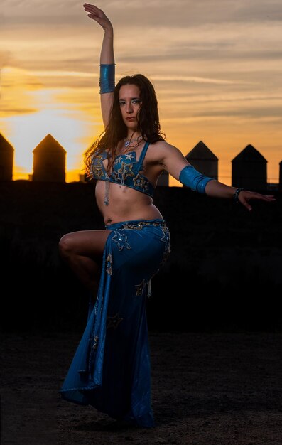 Portret tancerza z Bliskiego Wschodu o zachodzie słońca