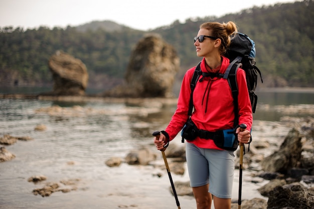 Portret Trekkingowa Dziewczyna Z Wycieczkować Wyposażenie