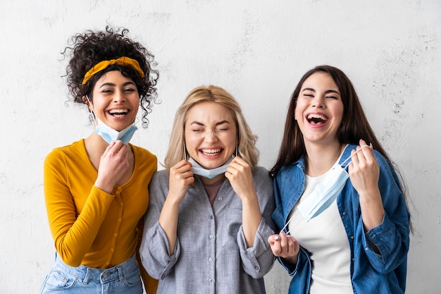 Portret Trzech Kobiet Z Masek Medycznych, śmiejąc Się