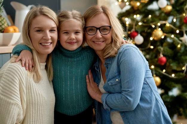 Portret trzech pokoleń kobiet w okresie świąt Bożego Narodzenia