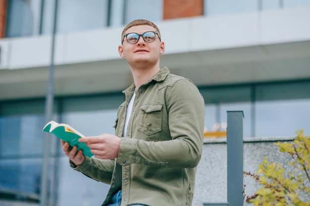 Portret Turnera Młodego Mężczyzny Z Okularami Siedzącego I Czytającego Młody Facet Zostaje Złapany W Portret