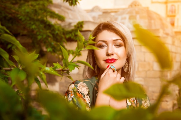 Portret, turysta we wschodnim mieście, letni nastrój