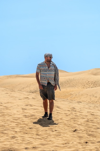 Portret turysty w lecie spacerującego po wydmach Maspalomas Gran Canaria Wyspy Kanaryjskie