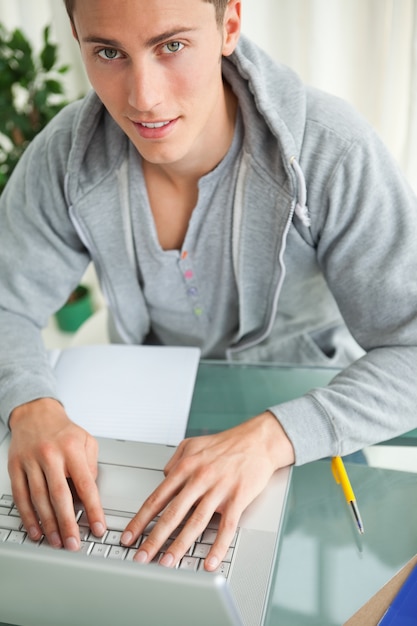 Portret uczeń pisać na maszynie na netbook